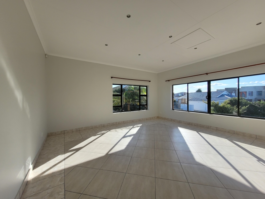 To Let 4 Bedroom Property for Rent in Wavecrest Eastern Cape